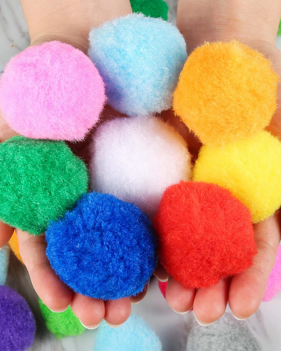 كرات قطن ملونة